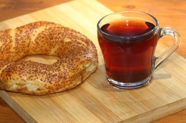 Kahvaltı için geleneksel Türk çayı ve susamlı simit.