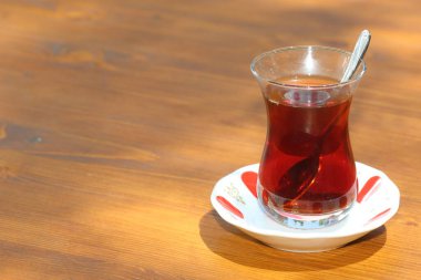 Türk geleneksel çayı ve bir bardak Türk çayı.