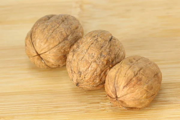 Орехи Деревянном Фоне — стоковое фото