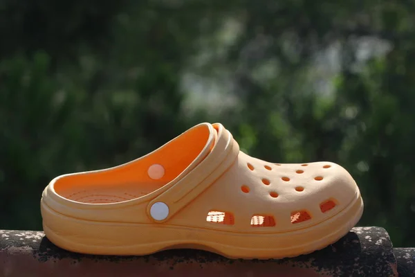 Pantofole Crocs Gialle Sul Tetto — Foto Stock