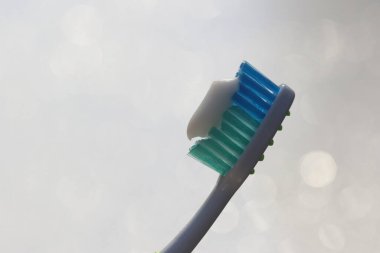 Diş fırçası ve diş macunu arka planda izole edilmiş. Naylon kıllar ve plastik saplar. Reklam metni için boş kopya alanı.