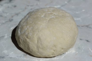 Pizza ekmeği) hamur bankta