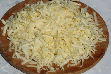 Pizza için rendelenmiş gauda peyniri
