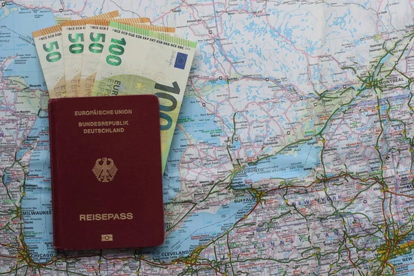 Концепція Подорожі Представлена Паспортом Грошима Стокова Картинка