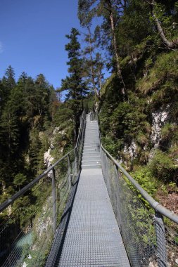 Dağlarda demir köprü