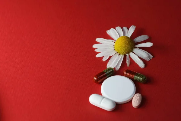 Pills Tablets Chamomile Red Background — Stock Photo, Image