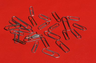  kırmızı arkaplanda izole edilmiş ataç ya da eklentiler