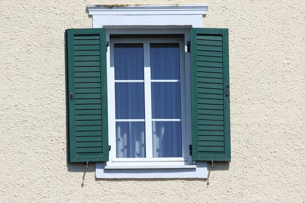 Bavyera evinin duvarındaki pencere ve panjurlar