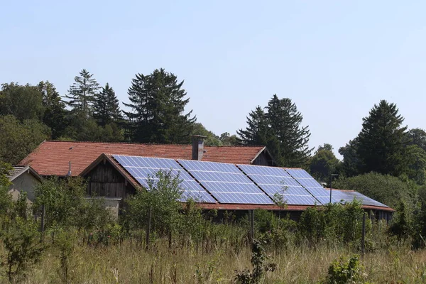 Панелей Дома Крыше Частного Дома Солнечными Панелями Крыше Концепция Возобновляемых — стоковое фото