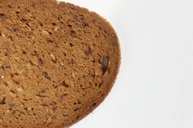  Beyaz arka planda fındıklı bir dilim tam pişmiş ekmek.