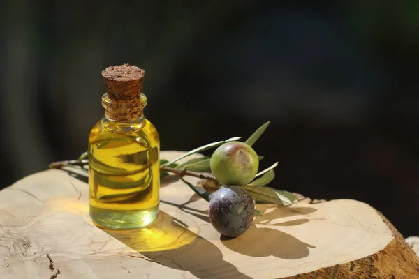 Olives Olive Oil Bottle Wooden Background — Stock Photo, Image