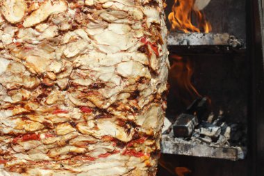 Türk usulü tavuk, sebzeli kebap.