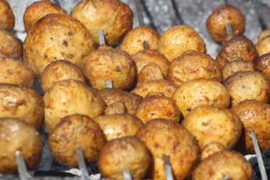 Izgarada baharatlı mantar.