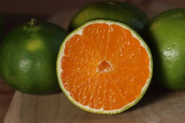 Ahşap arka planda yarım mandalina