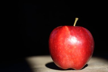 Koyu arkaplanda kırmızı elma