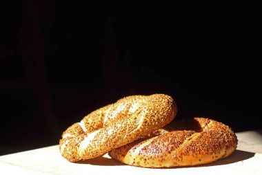 Lezzetli Türk simitlerinin yakın çekimi (simit)