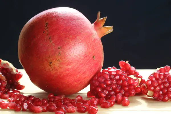 Siyah arkaplanda nar