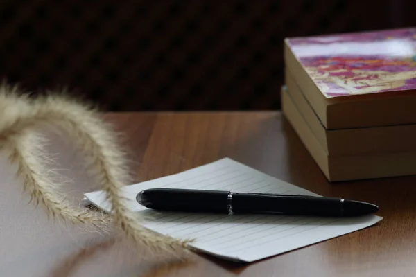 Στυλό Σημειωματάριο Βιβλία Ένα Τραπέζι — Φωτογραφία Αρχείου