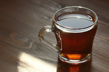 Tahta masada bir fincan Türk çayı