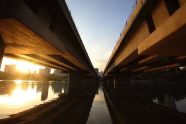 Gün batımında nehir üzerinde köprü
