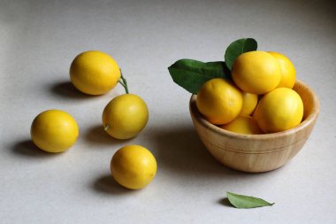 Beyaz arka planda taze sarı limonlar