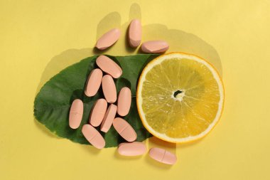 Sarı arka planda vitamin hapları. ilaç konsepti