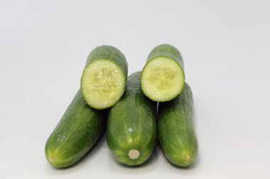 salatalık beyaz arkaplanda izole edildi