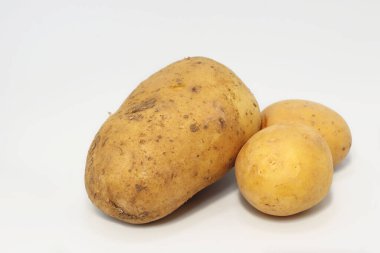 Patatesler beyaz arkaplanda izole
