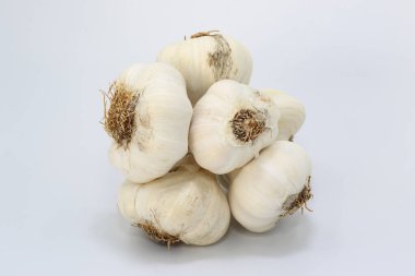 Beyaz arka planda bir demet sarımsak.