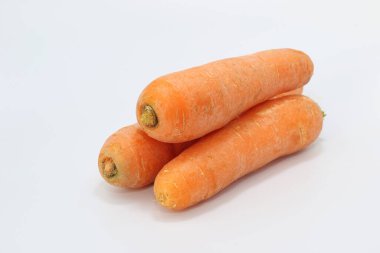 Beyaz arka planda havuçlar