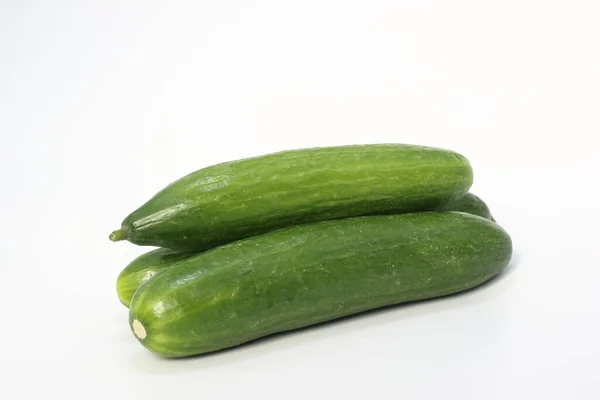 salatalık beyaz arkaplanda izole edildi