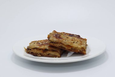 Beyaz arka planda kıymalı Türk filosu pastası.