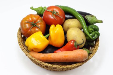 Beyaz arka planda bir sepette çeşitli sebzeler