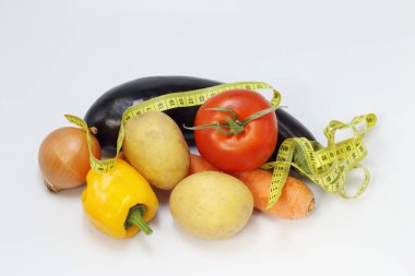 Beyaz arka planda sebzeler. sağlıklı diyet kavramı