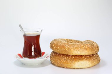 Geleneksel bardakta Türk çayı ve ona eşlik eden susamlı simit.