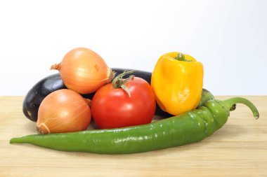 Sebzeler beyaz arkaplanda