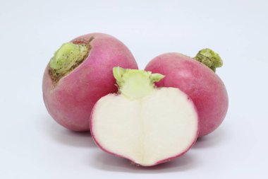 Beyaz arkaplanda izole edilmiş şalgam