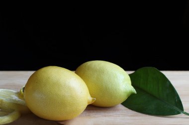 Koyu arkaplanda bir grup limon