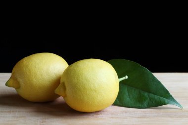 Koyu arkaplanda bir grup limon