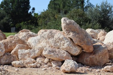 Topraktan çıkarılan taş yığınları.