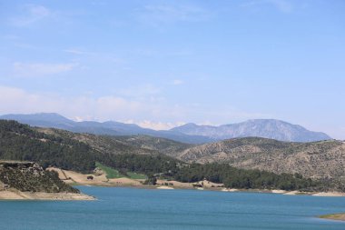 Göl ve dağlar, yeşilin maviyle buluştuğu