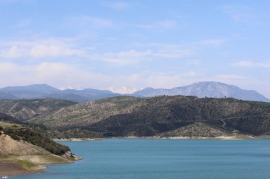 Göl ve dağlar, yeşilin maviyle buluştuğu