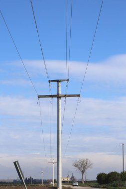 Bulutlu bir gökyüzünde ki elektrik hatları