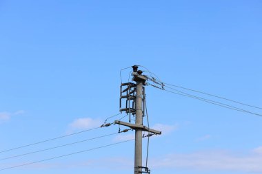 Gökyüzündeki elektrik hatları