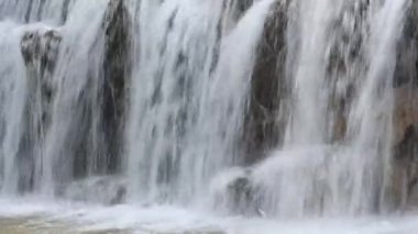 Parkta ipeksi bir şelale.