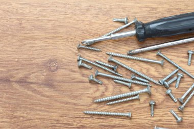 Tornavida ve tahta vidalar. kopyalama alanı