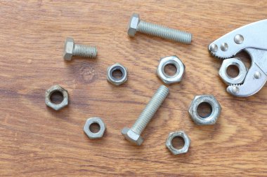 Tahta bir yüzeyde cıvata ve somunlar
