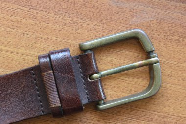 Kahverengi üzerine izole edilmiş deri kemer