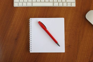 Defter ve kalem tahtaya. Ofis masası konsepti