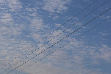 Bulutlu gökyüzüne karşı güç hattı